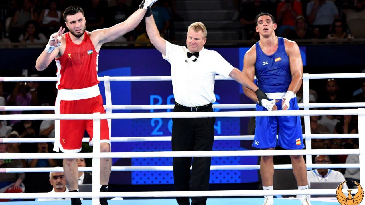Referee raises Bakhodir Jalolov's hand after the judges' decision in the Paris 2024 +92 kg boxing final
